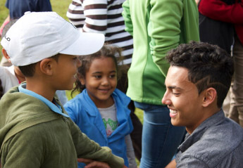 A student interacting with children in a Dominican campo