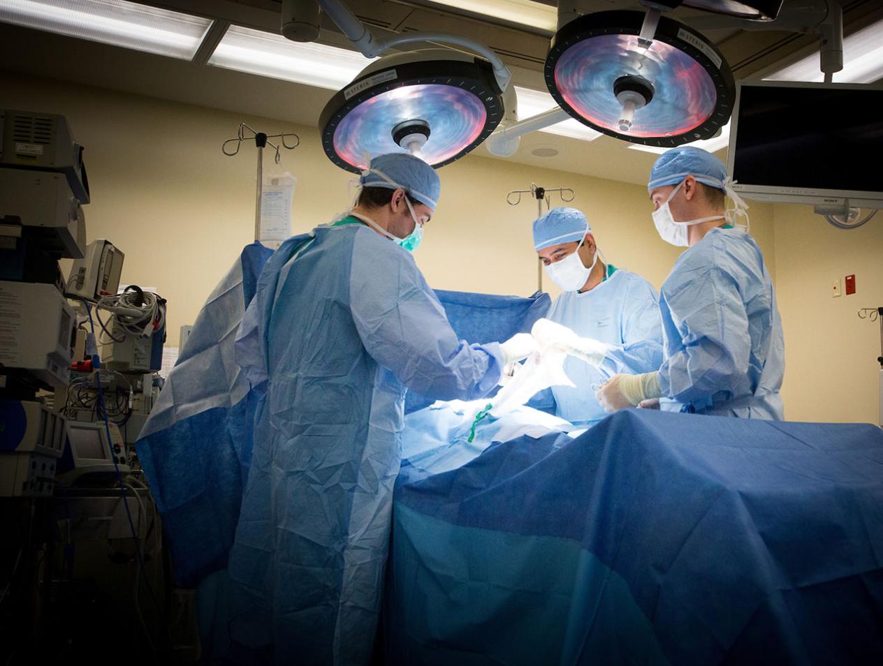surgery residents operating