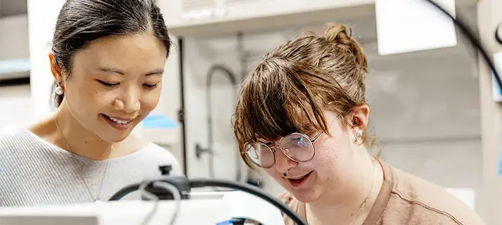 Hui Hong working with a student