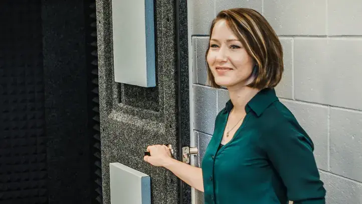 Dr. Kelsey Anbuhl in lab setting.