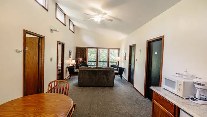 Chabanel Cabin kitchen and dining area