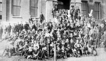 Elementary school class picture from 1889